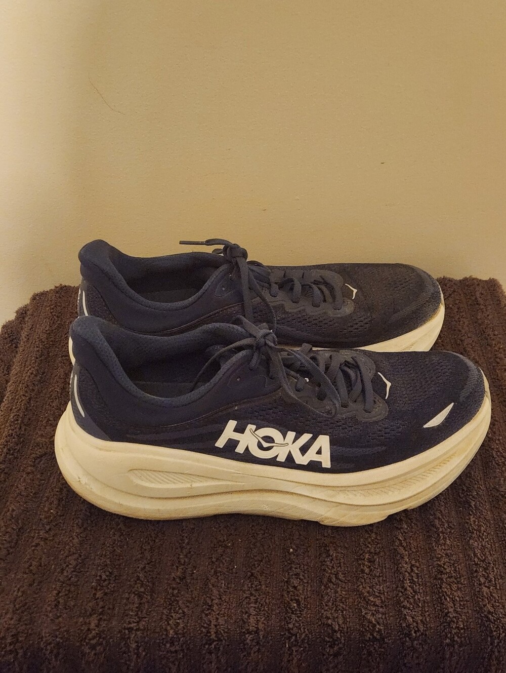 HOKA Bondi 9 Men's 10.5 Navy and White Running Shoes